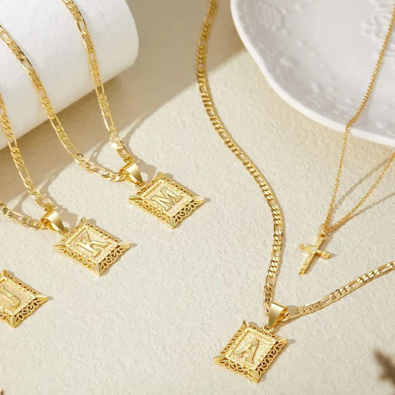 Halsbandsset med kors och initial | Guld