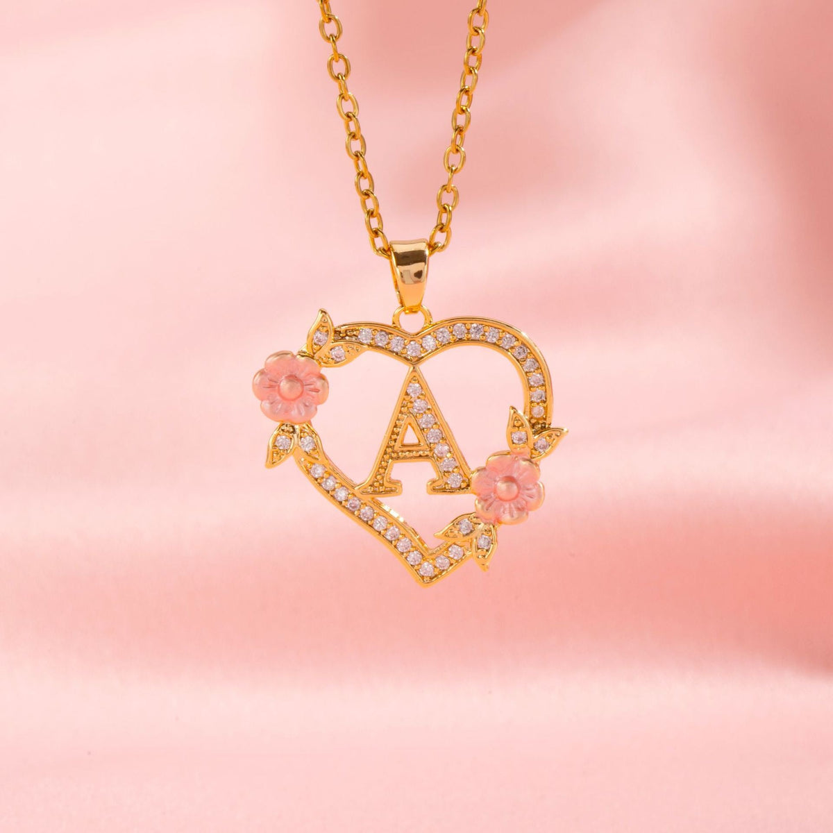 Halsband med blomberlock och initial | Guld