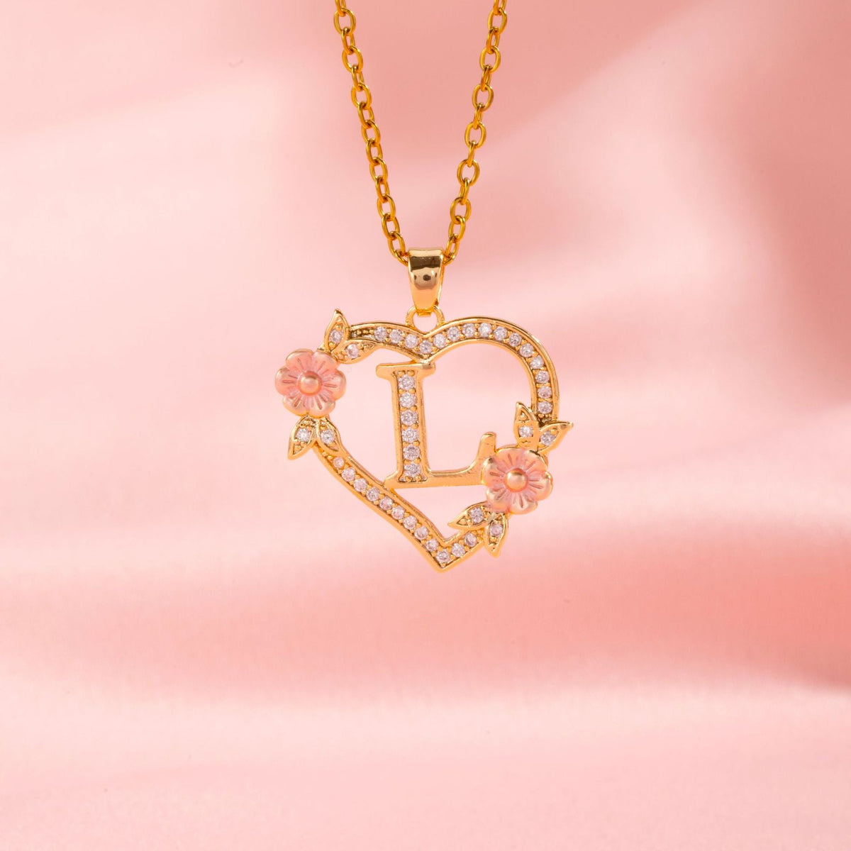 Halsband med blomberlock och initial | Guld