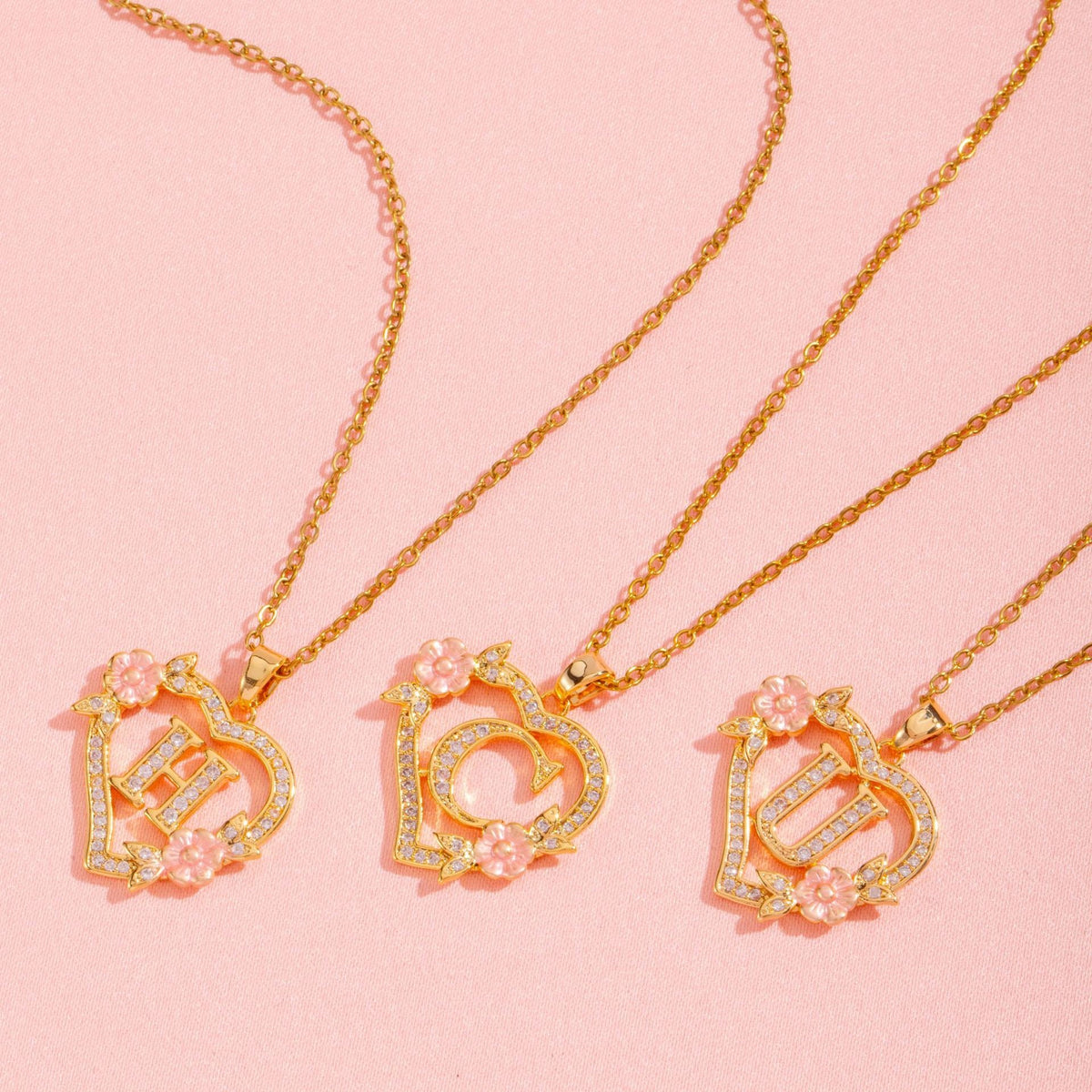 Halsband med blomberlock och initial | Guld