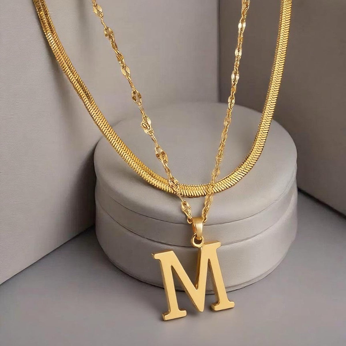 Halsband med flera lager och initial | Guld