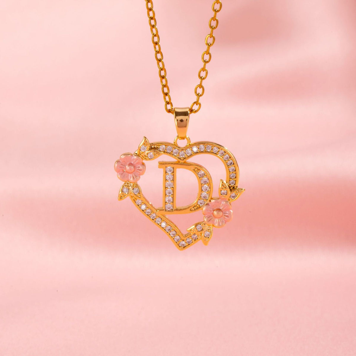 Halsband med blomberlock och initial | Guld