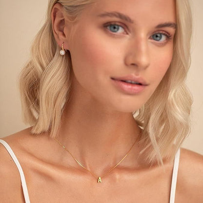Halsband med initial i kärleksbrevstil - Guld