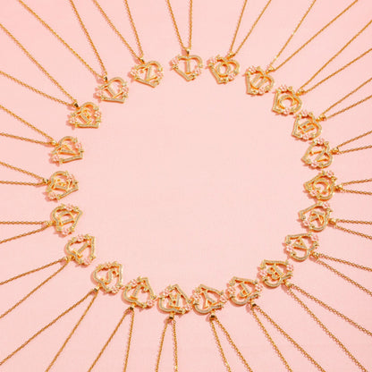 Halsband med blomberlock och initial | Guld