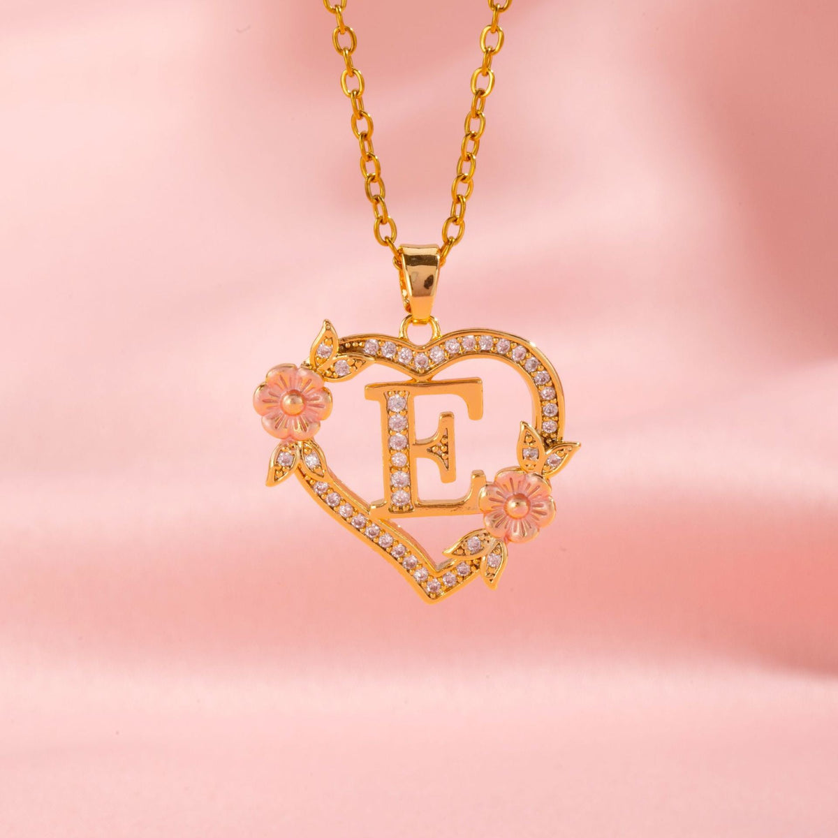 Halsband med blomberlock och initial | Guld