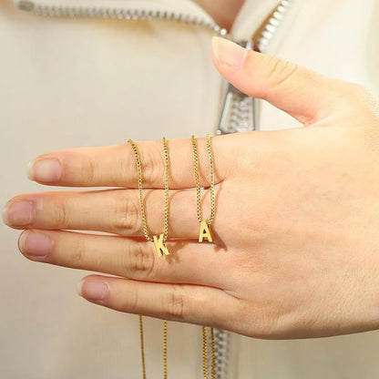 Halsband med initial i kärleksbrevstil - Guld