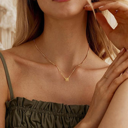 Halsband med initial i kärleksbrevstil - Guld