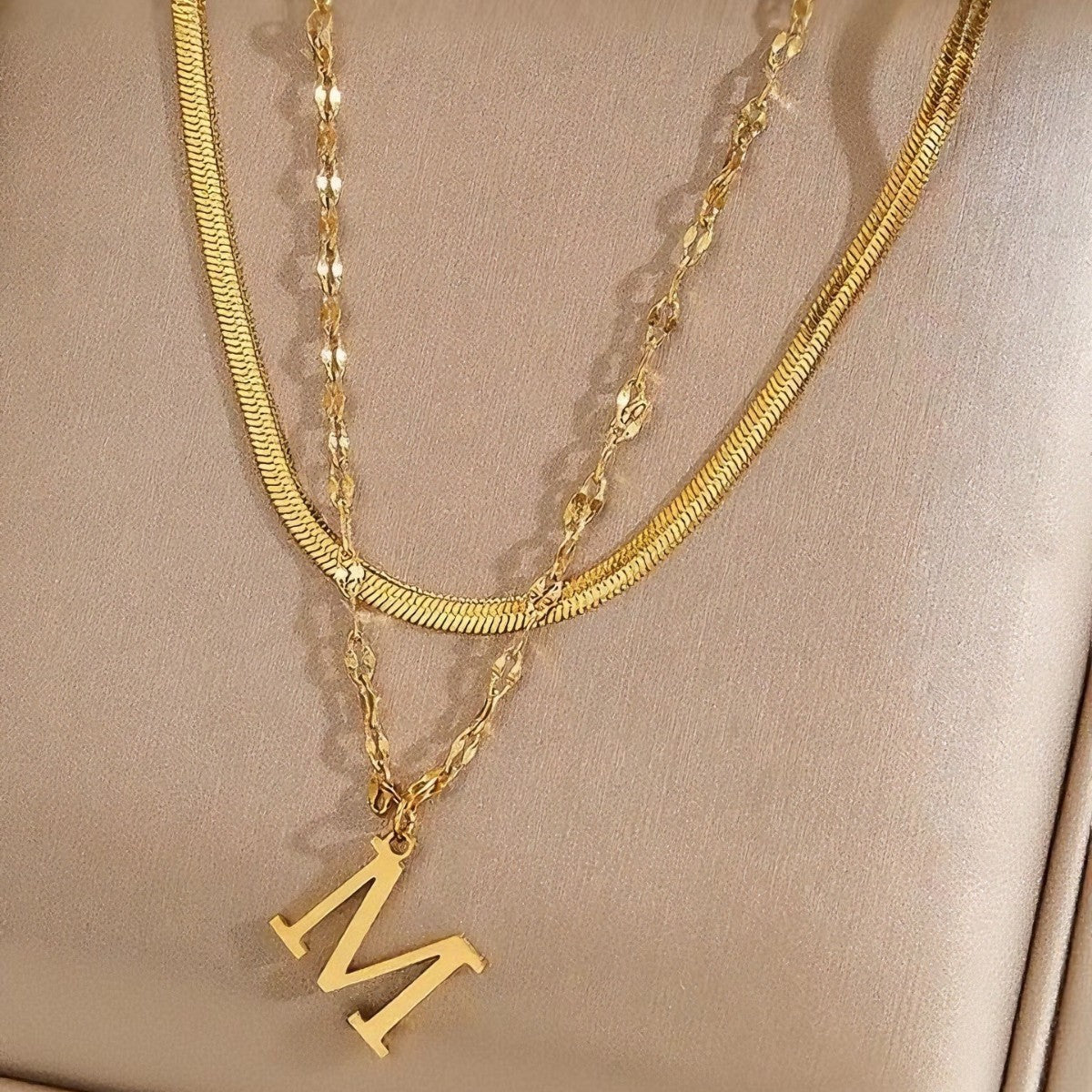 Halsband med flera lager och initial | Guld