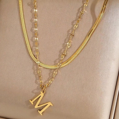 Halsband med flera lager och initial | Guld