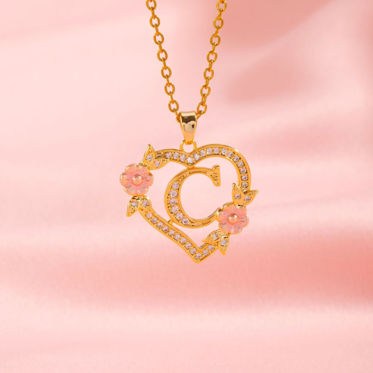 Halsband med blomberlock och initial | Guld