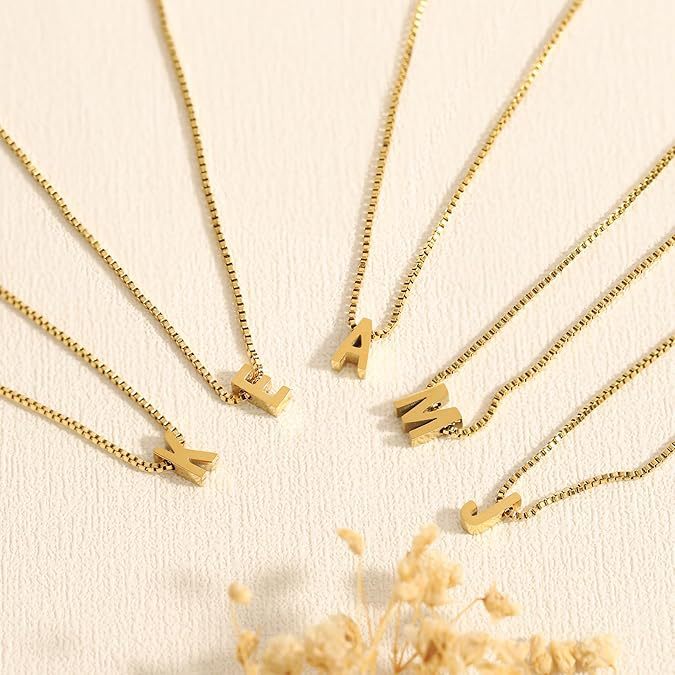 Halsband med initial i kärleksbrevstil - Guld
