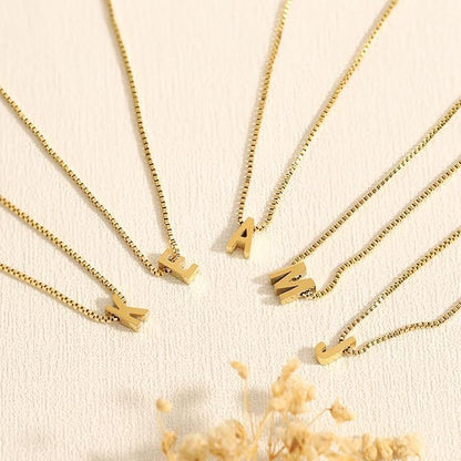 Halsband med initial i kärleksbrevstil - Guld